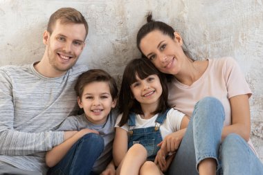 Mutlu bir aile tablosunun yakın plan fotoğrafı..