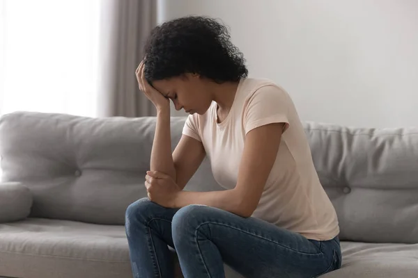 Donna nera stressata che soffre di depressione a casa — Foto Stock