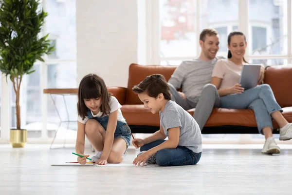 Adorables niños pequeños hermano y hermana dibujando dibujos . —  Fotos de Stock