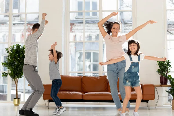 Fröhliche Familie genießt Tanzparty im Wohnzimmer. — Stockfoto