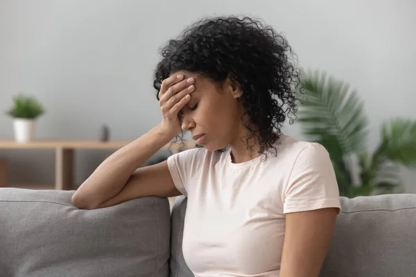 Depresso nero donna sentire sconvolto lutto a casa — Foto Stock