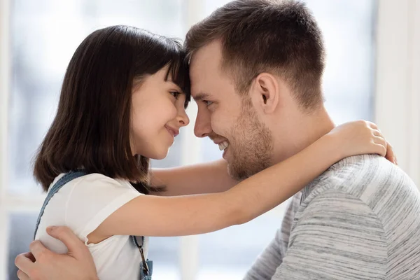 Poco adorable sonriente escuela edad hija abrazar padre . —  Fotos de Stock