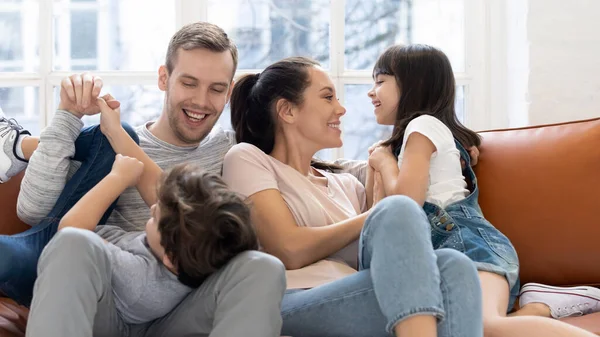 Vrolijke familie genieten van vrije tijd weekend samen thuis. — Stockfoto