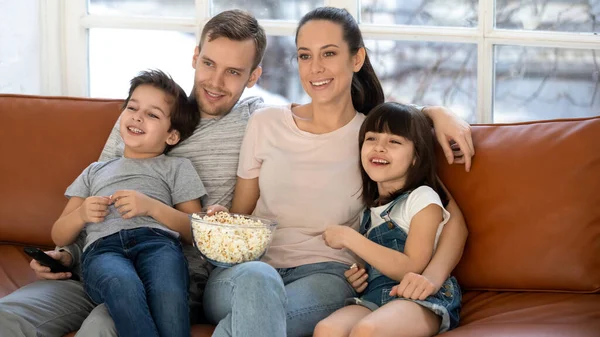 Lachende familie geniet van weekendtijd thuis. — Stockfoto