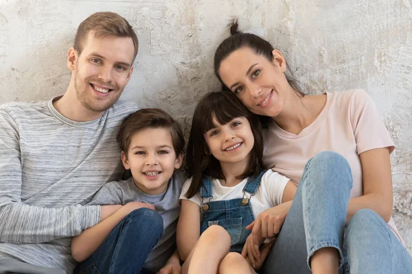 Huvudskott närbild porträtt av lycklig bindning familj. — Stockfoto