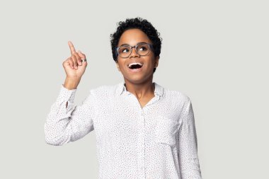 Parmağını kaldırmış Afrikalı Amerikalı kızı şaşırttı.