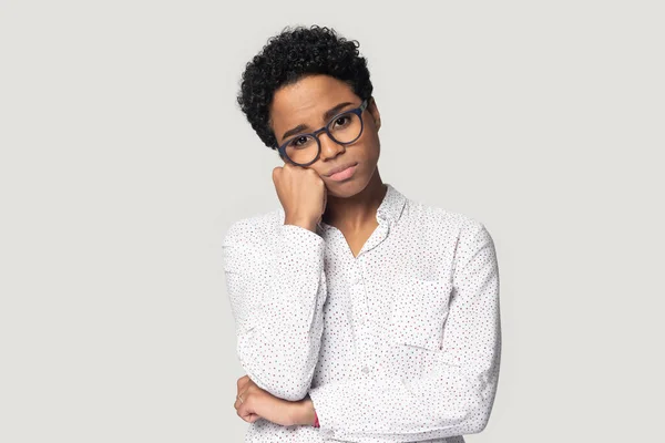 Head shot bored African American girl in glasses touching chin — Stock Photo, Image