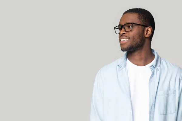 Sonriente hombre afroamericano en gafas mirando el espacio de copia —  Fotos de Stock