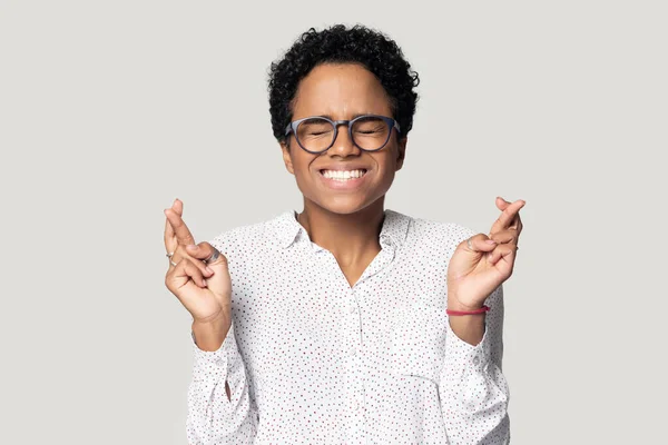 Head shot African American woman crossing fingers, wishing good luck — Stock Photo, Image