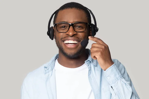 Cabeza disparada sonriendo operador de servicio de apoyo afroamericano en auriculares —  Fotos de Stock