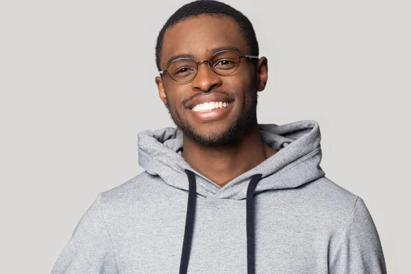 Cabeza retrato sonriente hombre afroamericano con gafas —  Fotos de Stock
