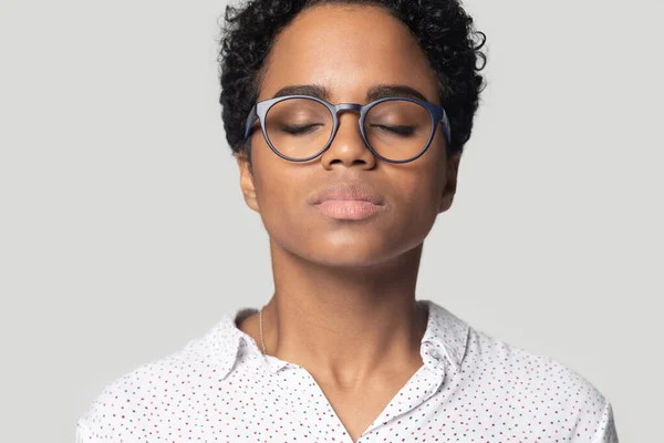 Tiro en la cabeza chica afroamericana tranquila respirando profundo, meditando — Foto de Stock