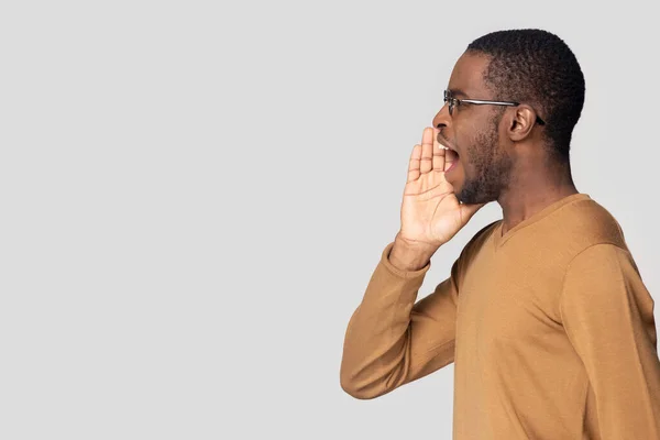 Afro-americano falando alto, gritando de lado no espaço de cópia — Fotografia de Stock