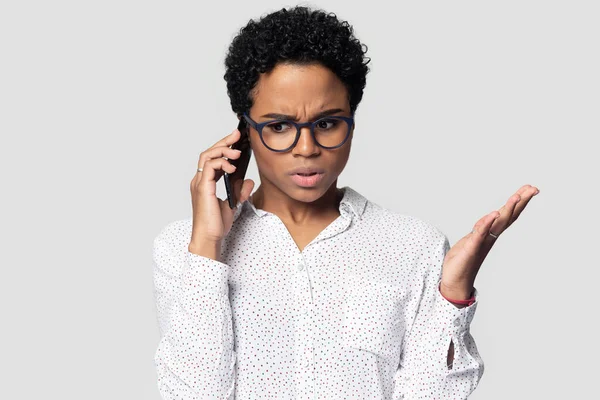 Disparo en la cabeza molesta mujer afroamericana hablando por teléfono — Foto de Stock