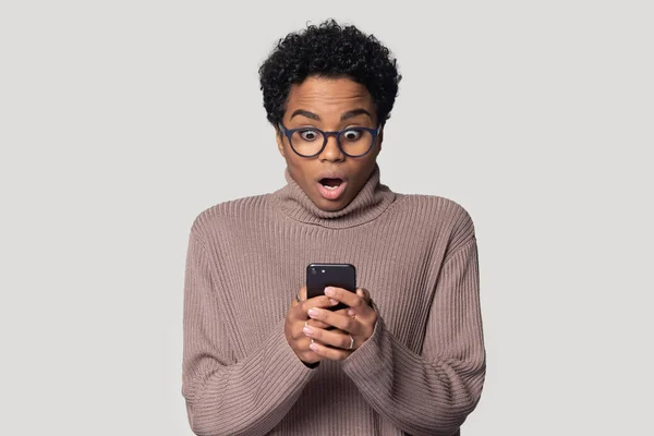 Head shot shocked African American woman looking at phone screen — Stock Photo, Image
