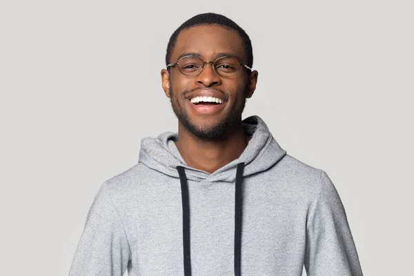 Cabeza retrato riendo hombre afroamericano en gafas —  Fotos de Stock