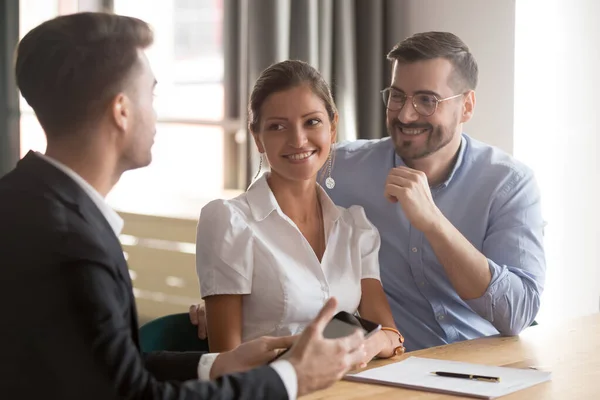 Young couple listening to real estate agent — Stock Photo, Image