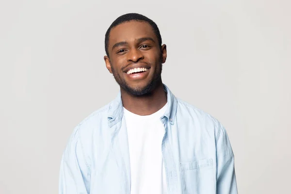 Retrato de la cabeza feliz hombre afroamericano con sonrisa saludable —  Fotos de Stock