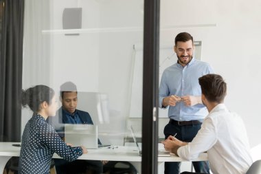 Çok ırklı genç takım atölye anları ve fikirleri tartışıyor