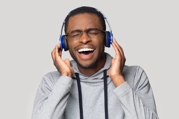 Голова выстрелил возбужденный афроамериканец слушает музыку — стоковое фото