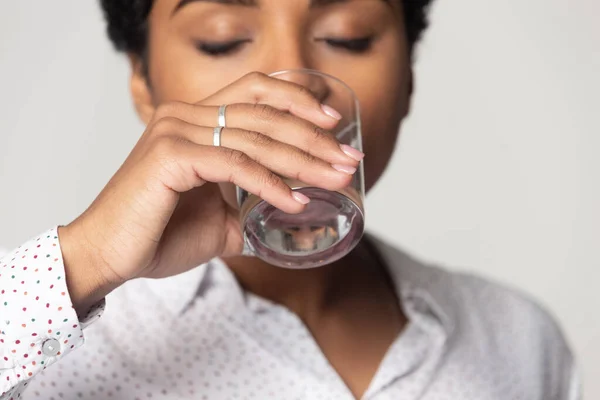 Fille afro-américaine assoiffée boire de l'eau minérale propre gros plan — Photo