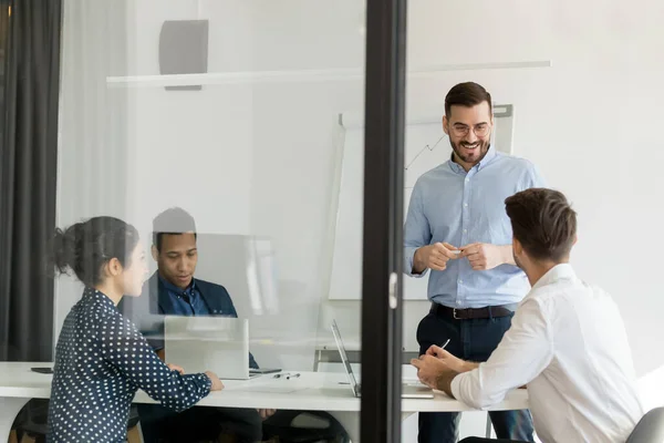 Multiracial ung grupp diskuterar workshops ögonblick och idéer — Stockfoto