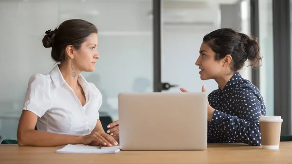 Diverso equipo de mujeres de negocios discutiendo temas de trabajo — Foto de Stock