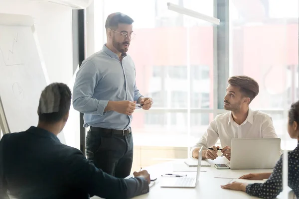 Entrenador de negocios dando presentación al equipo joven — Foto de Stock