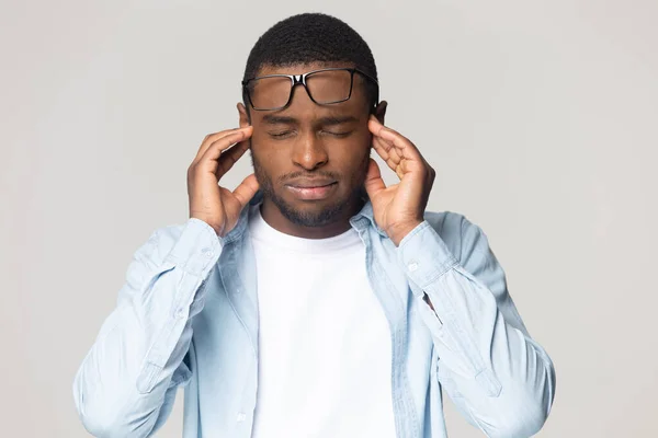 Tiro en la cabeza estresado hombre afroamericano tocando templos, alivio del dolor de cabeza —  Fotos de Stock