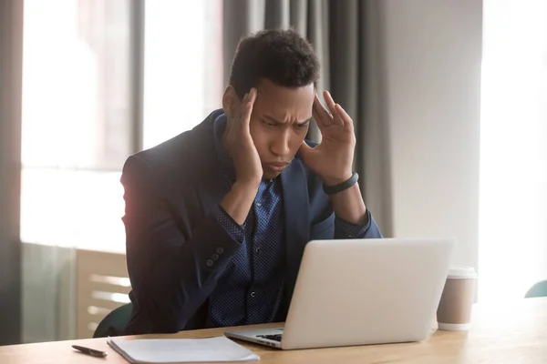 Estressado deprimido Africano americano gerente sente dor de cabeça no escritório — Fotografia de Stock