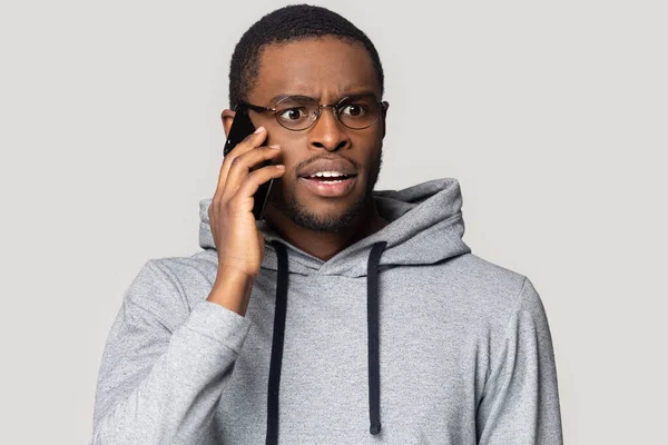 Head shot shocked African American man talking on phone — Stock Photo, Image