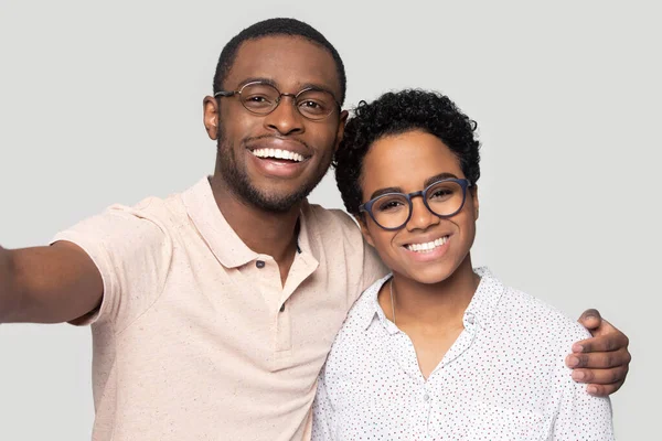 Gözlüklü mutlu Afrikalı Amerikalı çift selfie çekiyor. — Stok fotoğraf