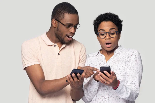 Afrika kökenli Amerikalı çiftin telefon kullanarak haberleri paylaşmasına şaşırdık. — Stok fotoğraf