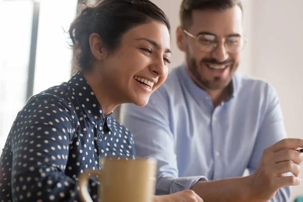 Diversos trabajadores de oficina pareja tomando un descanso para tomar café — Foto de Stock