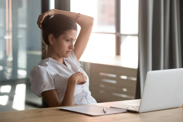 Jovem empresária séria fazendo uma pausa durante o dia de trabalho duro — Fotografia de Stock