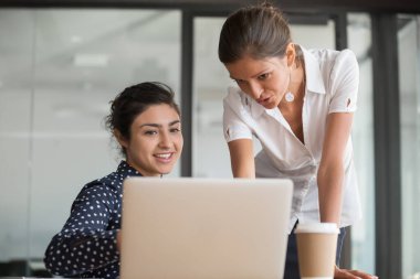 Millennial çok ırklı çeşitli çalışanlar ofiste birlikte çalışıyorlar.