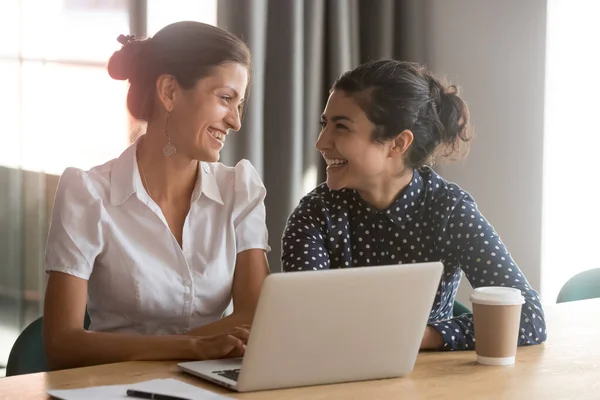 Felices empleados multirraciales milenarios trabajando juntos en la oficina . — Foto de Stock