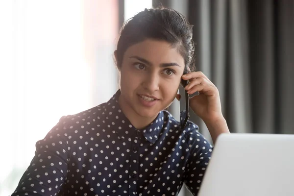 Joven mujer de negocios sonriente sosteniendo una llamada telefónica en la oficina — Foto de Stock