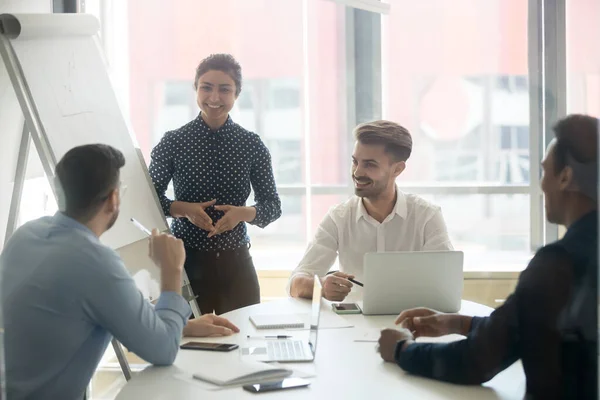 Jeune heureuse équipe multiraciale processus de travail positif — Photo