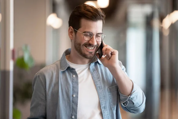 Empleado sonriente haciendo una llamada telefónica, charlando durante el descanso — Foto de Stock