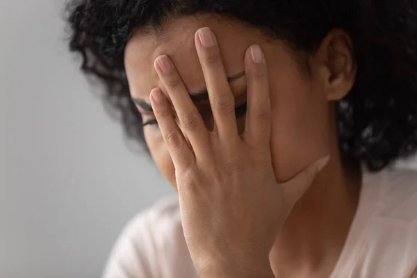 Крупним планом засмучена чорна жінка страждає від депресії — стокове фото