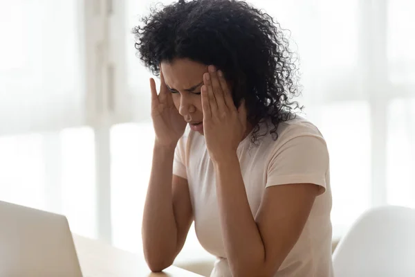 Mujer afroamericana cansada tocando templos, sufriendo de dolor de cabeza — Foto de Stock