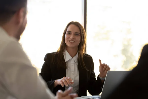 Mujer de negocios sonriente reunión principal interactuando con los empleados — Foto de Stock