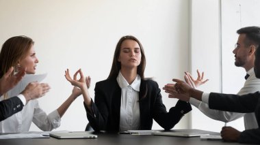 Barışçıl kadın CEO sakin olun. Rahatsız edici müşterileri görmezden gelin.