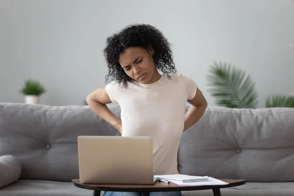 Trött afroamerikansk kvinna som lider av ryggvärk hemma — Stockfoto