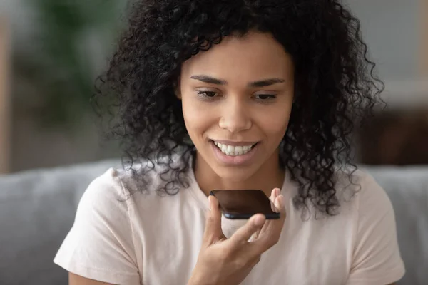 アフリカ系アメリカ人女性の笑顔電話で音声メッセージを録音 — ストック写真