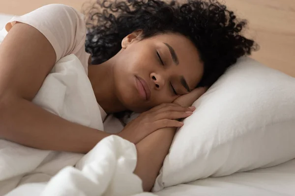 Wanita Afrika-Amerika yang damai tidur di bantal lembut dekat — Stok Foto