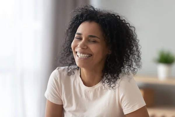 Opgewonden Afro-Amerikaanse vrouw met brede gezonde glimlach close-up — Stockfoto