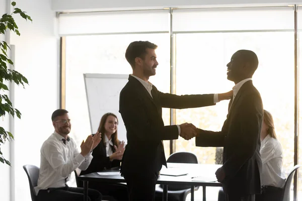 Caucásico empresario apretón de manos saludo biracial empleado masculino —  Fotos de Stock