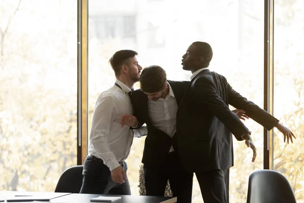 Colegas masculinos luchan teniendo conflicto en la oficina — Foto de Stock